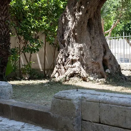Piazza Libertini * לצ'ה